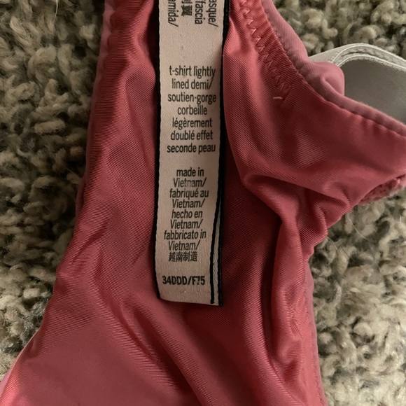 Victoria's Secret Lightly-Lined
Demi Bra 34DDD - Picture 6 of 6